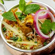 タイ料理・インド料理初心者向けのメニューや、エスニック好き注目の逸品まで、バラエティ豊富なメニューも見どころ。エキゾチックな雰囲気の店内はデートにも最適、少し特別な気分でデートを繰り広げてみませんか。