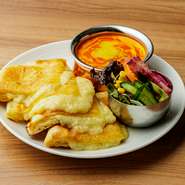 スペシャルバターキンカレー・チーズナン・グリーンサラダ