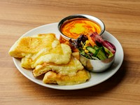 スペシャルバターキンカレー・チーズナン・グリーンサラダ