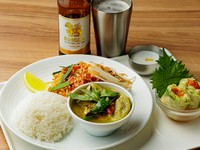 生春巻き・グリーンカレー・パッタイ・ライス・ミニデザート