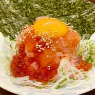 マグロの中落ちと新鮮ネタが散りばめられ、イクラがのせられたビジュアルは海の宝石箱！