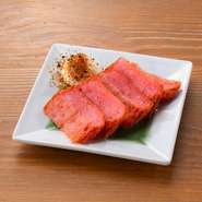 熱々揚げたてのピリ辛さつま揚げ（赤天）