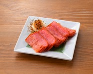 熱々揚げたてのピリ辛さつま揚げ（赤天）