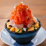 その日に仕入れた新鮮ネタをたっぷり盛込んだ、当店のイチオシ海鮮丼！