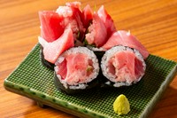まぐろの中トロ赤身ネギトロと、全てを巻いてみました。豪華な中巻きです！