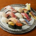 大トロ・中トロ・赤身・真鯛・ホタテ・ぶり・特大煮穴子・生エビ・自〆鯖・サーモン・イクラ・ウニ