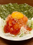 マグロ中落ちと新鮮ネタが散りばめられ、イクラがのせられたビジュアルは海の宝石箱！