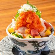 ランチタイムはお得に海鮮＆寿司をご堪能！
鮮魚を使用したランチメニューの海鮮丼は20種類以上！自慢の新鮮な海鮮ネタを日替わりでちらしにした『バラちらし』は当店の名物であり、イチオシメニューです！