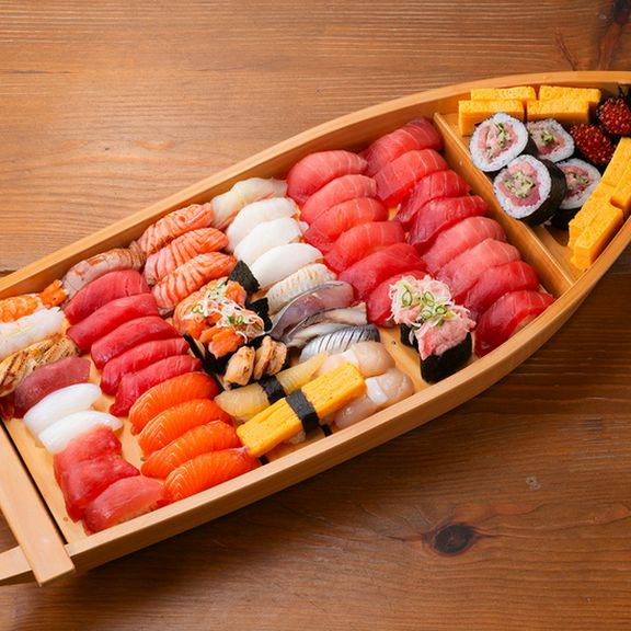 豪華舟寿司付き!お1人様15貫ほどの握り寿司が堪能でき、すしわさびのイチオシ!