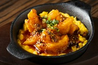 四川料理の人気商品のエビチリとフワフワ玉子を添えた進化系芝エビのチリソース