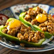旨辛の麻辣（マーラー）肉味噌をたっぷりピーマンに詰めて
ピーマンのシャキシャキとピリ辛の肉味噌がベストマッチ
うずらの卵黄がマイルドにアクセントとなった逸品