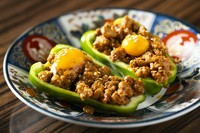 旨辛の麻辣（マーラー）肉味噌をたっぷりピーマンに詰めて
ピーマンのシャキシャキとピリ辛の肉味噌がベストマッチ
うずらの卵黄がマイルドにアクセントとなった逸品