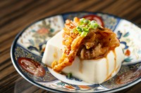 韓国唐辛子と出汁を効かせて漬け込んだ旨辛韓国キムチを
ふんだんに豆腐に乗せてコチジャンソースをかけて
召し上がる　ヘルシーで美味しい罪悪感０の人気商品