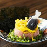 ネギトロとシャキシャキたくわんを載せた進化系ネギトロ！
海苔に巻いてお召し上がりください。