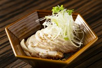 四川料理の定番料理。よだれが出るほど美味い！やみつき『旨辛よだれ鶏』
黒酢と四川山椒を効かせた秘伝の旨辛タレにしっとりと柔らかく仕上げた蒸し鶏。お酒が進む逸品です