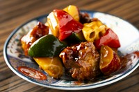 カリッとジューシーな若鶏の唐揚げと彩り野菜を使用した黒酢の酢鶏
