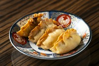 肉汁たっぷりの大きな餃子
皮をパリッと揚げ　口に入れた瞬間に飛び出す肉汁
パリ・ジュワな揚げ餃子