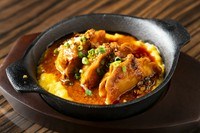 四川山椒を効かせたチリソースで絡めた肉汁たっぷりの大ぶり餃子
フワフワのスクランブルエッグが辛味をマイルドにしてくれる絶品料理