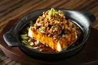卓上で直火焼き鉄鍋麻婆豆腐が大好評痺れる四川山椒がやみつきになります。大ぶりのひき肉もボリューム満点なので食べ応え抜群で老若男女に人気の商品です。