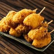 当店名物の串カツ1本75円の豚串　サクサクジューシーだから何串でも食べられる旨さ　自家製の秘伝串カツソースでお召し上がりください