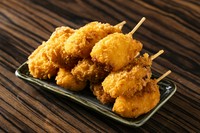 当店名物の串カツ1本75円の豚串 サクサクジューシーだから何串でも食べられる旨さ 自家製の秘伝串カツソースでお召し上がりください