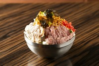 たっぷりのマグロの叩きと鮭フレークとベビスター
たっぷりのキャベツと出汁の効いたもんじゃ生地が人気です
グループでワイワイ盛り上がるメニューで大好評