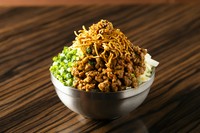 たっぷりの麻辣肉そぼろとネギにベビスターと
たっぷりのキャベツと秘伝の麻婆ソースを使ったもんじゃ生地が
マーボー風もんじゃで人気です
グループでワイワイ盛り上がるメニューで大好評