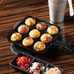 卓上で手作りするたこ焼きが美味し楽しい。お出汁を効かせたたこ焼き生地に大ぶりのタコを入れて出来立てフワトロたこ焼きが絶品！最後に追い油で外カリ中トロ仕上げがおすすめの焼き方