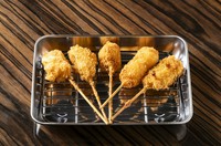 豚ロース／鶏ささみチーズ／れんこん肉詰め／じゃがいも／うずら卵
自家製の秘伝串カツソースでお召し上がりください
