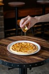 ハチミツをトッピングで掛けるとチーズの風味がより堪能できます