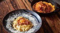 たっぷりのパルメザンチーズとブラックペッパーがアクセントとなり人気のパスタです
