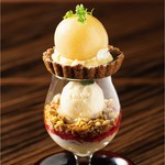 魅惑の食べる宝石箱季節のフルーツタルトパフェ旬のフルーツを使用した人気のタルトパフェです。香ばしくサクサクに焼き上げたタルトにふんだんにフルーツを載せた見た目でも楽しめるパフェです。