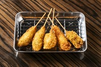 えび/いか磯辺/梅しそいわし/すり身れんこん/あじ
自家製の秘伝串カツソースでお召し上がりください