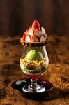 魅惑の食べる宝石箱季節のフルーツタルトパフェ旬のフルーツを使用した人気のタルトパフェです。香ばしくサクサクに焼き上げたタルトにふんだんにフルーツを載せた見た目でも楽しめるパフェです。