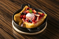 ふわとろ特製厚切りフレンチトースト
5cmほどの高さがあるフレンチトーストで、
外はカリっと香ばしく、なかはトロトロふわふわの柔らかさ
少し揺らしてみるとプルプルとプリンのように震えます。
