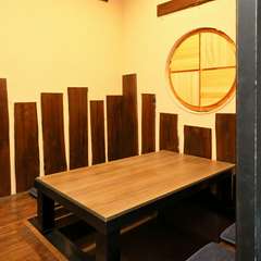 木の温もりが温かみを演出する座敷。足をのばせる掘りごたつ仕様