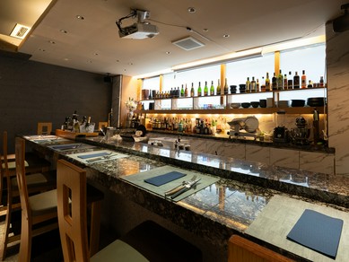 カウンター越しにスタッフとの会話も肴に、寛ぐ気ままなひと時