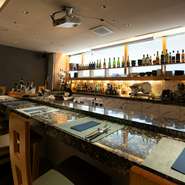 仙台で長年腕をふるうシェフが、2024年秋にオープンした新店舗。食材本来のおいしさを満喫できる料理、種類豊富なお酒が集い、多彩なシーンで頼りになるでしょう。深夜24時までの営業もなにかと重宝！