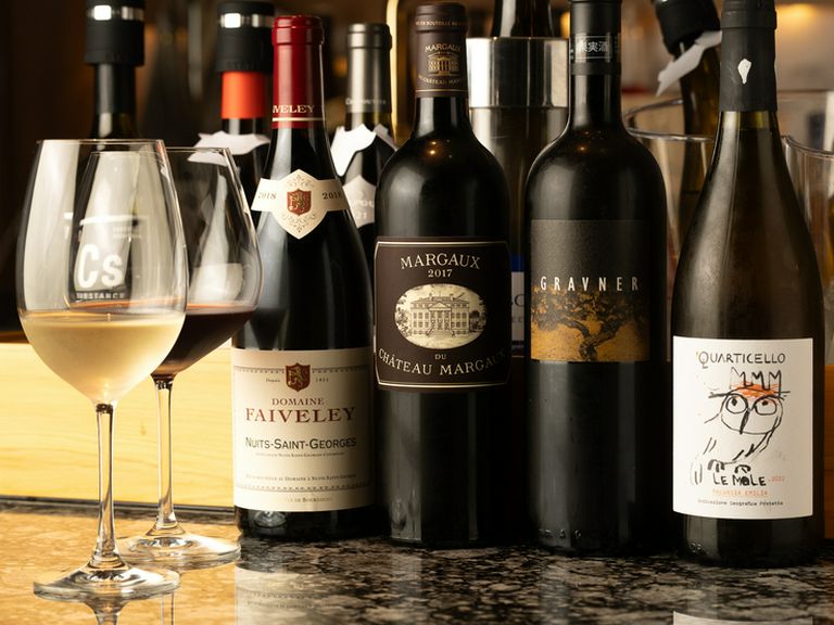 店の料理に合うワインが充実し、バー利用も楽しい趣向が行き届く