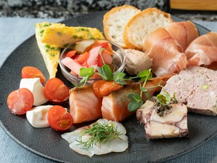 地元産を中心とする旬食材と上質肉を吟味し、季節の皿を紡ぐ