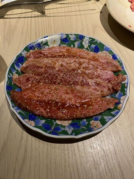街焼肉ならではのレトロな旨さ。その日のベストな食材を提供