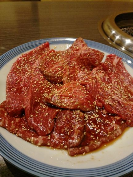 まずはこれ。厳選希少部位を使用した盛り合わせ。オーダーが入ってからカットする『肉盛り合わせ』