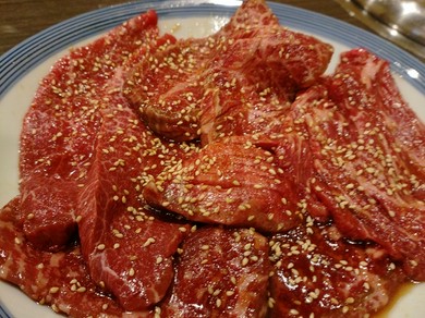 まずはこれ。厳選希少部位を使用した盛り合わせ。オーダーが入ってからカットする『肉盛り合わせ』