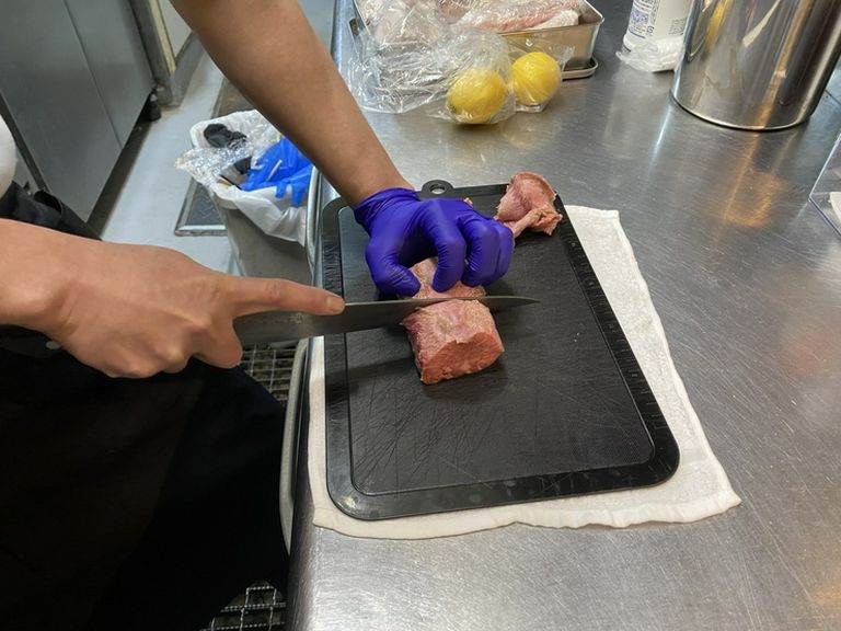 今日のお肉をわかりやすく説明しながら、オーダーカットも可能
