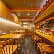 木を基調とした落ち着いた印象の店内は、さまざまな利用シーンに対応可能。女性も気兼ねなく足を運べる雰囲気のため、友人同士でわいわいと会話弾ませる女子会利用もオススメです。