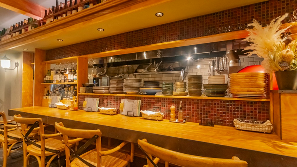 “仕事終わりの一杯”に。お一人様も楽しいカウンター席