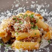 ラム挽肉とチーズの効いたソースでいただくショートパスタ。クセのある味わいで、ナチュールワインやクラフトジン、ビール・日本酒・焼酎とさまざまなお酒と相性良し。今日の一杯をさらに味わい深くしてくれます。