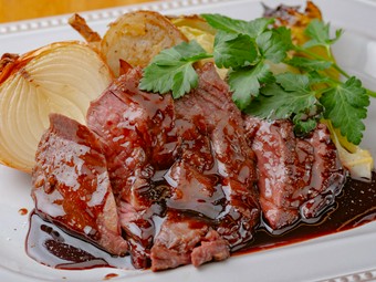 ワインのお供に『バベットステーキ　マディラソース』