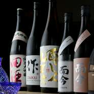 料理と楽しむ酒も和酒洋酒と充実。特に日本酒は全国各地より選りすぐりの酒をセレクト。飲み比べも楽しめます。30種にのぼる日本酒から、お気に入りを見つけてみませんか。