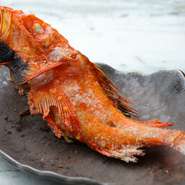当日一番の鮮魚を、丸ごと一尾直火で焼き上げた迫力の一皿。香ばしくパリッとした皮目と、ふっくらとした身に凝縮された旨みのコントラスト。シンプルだからこそ際立つ、素材と職人技の共演をぜひ堪能あれ。